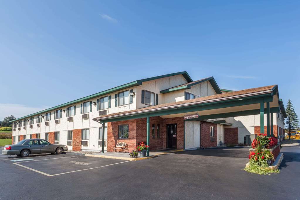 Super 8 By Wyndham East Stroudsburg - Poconos Hotell Exteriör bild